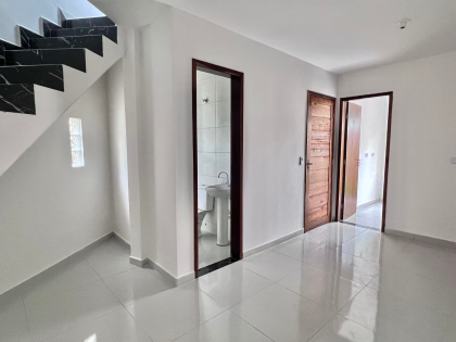 Sobrado no Tatuquara – Varanda, Sala Ampla e Condomínio Tranquilo