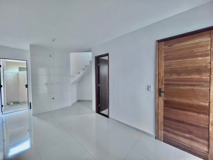 Sobrado no Tatuquara – Varanda, Sala Ampla e Condomínio Tranquilo