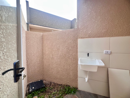 Sobrado no Tatuquara – Varanda, Sala Ampla e Condomínio Tranquilo