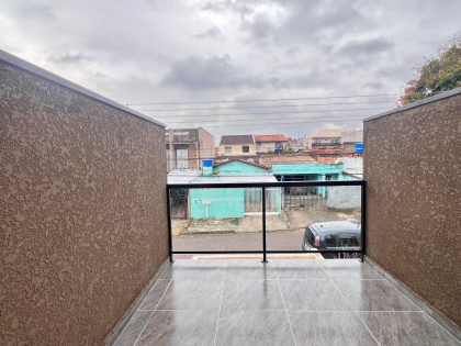 Sobrado no Tatuquara – Varanda, Sala Ampla e Condomínio Tranquilo