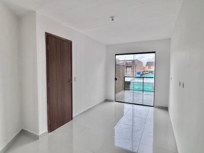 Sobrado no Tatuquara – Varanda, Sala Ampla e Condomínio Tranquilo