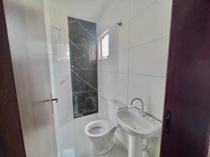 Sobrado no Tatuquara – Varanda, Sala Ampla e Condomínio Tranquilo