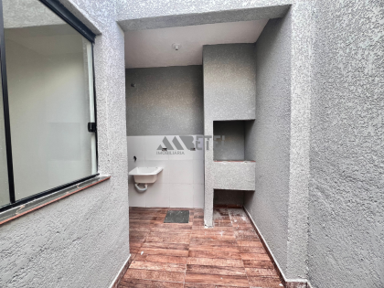 Casa no tatuquara com churrasqueira e espaço nos fundos