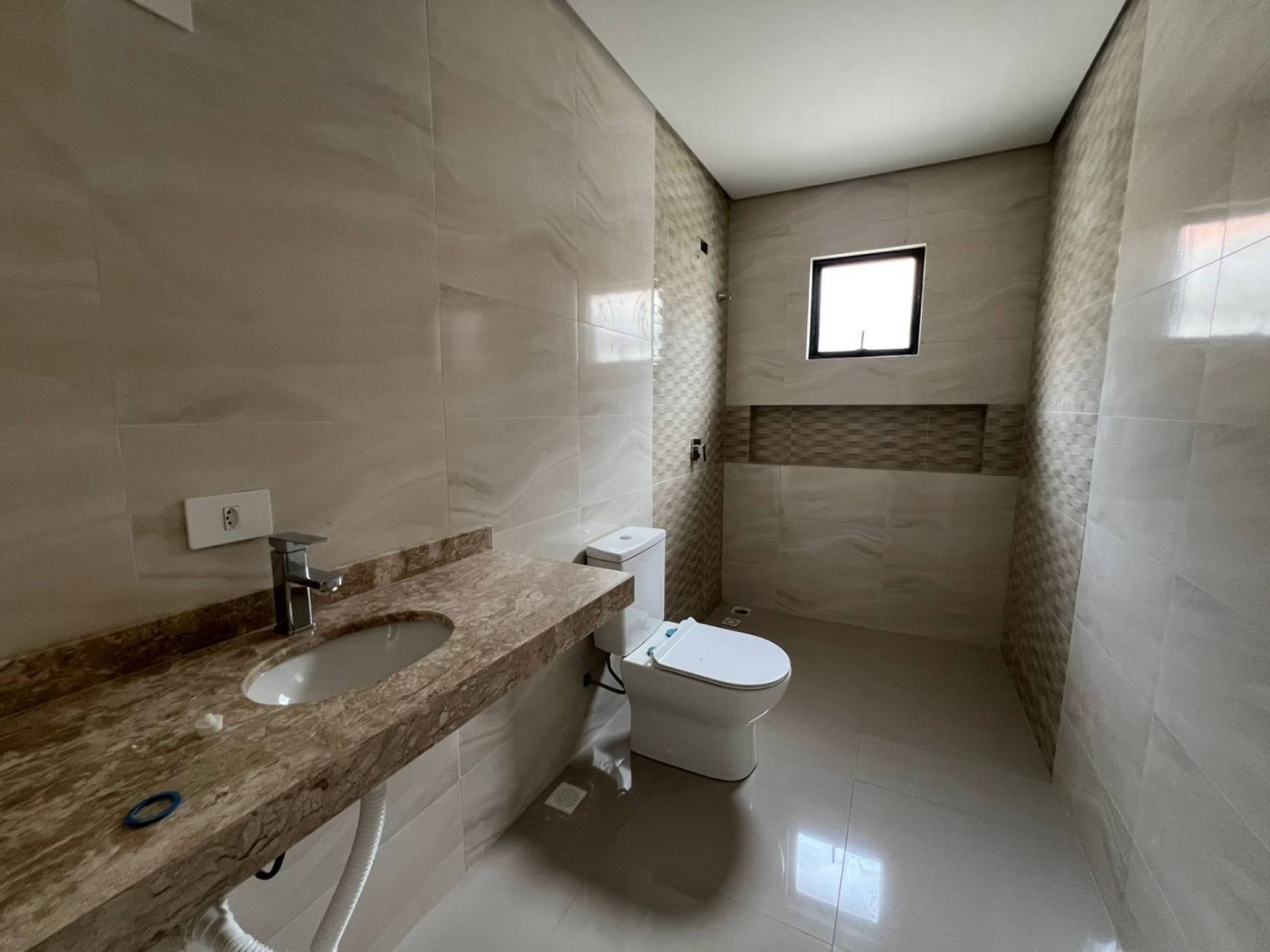 Casa Moderna com Suíte, Pé Direito Duplo e Edícula Completa – Conforto e Estilo!