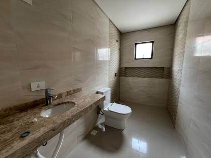 Casa Moderna com Suíte, Pé Direito Duplo e Edícula Completa – Conforto e Estilo!