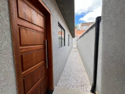 Casa Moderna com Suíte, Pé Direito Duplo e Edícula Completa – Conforto e Estilo!