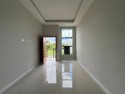 Casa Moderna com Suíte, Pé Direito Duplo e Edícula Completa – Conforto e Estilo!