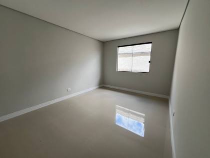 Casa Moderna com Suíte, Pé Direito Duplo e Edícula Completa – Conforto e Estilo!