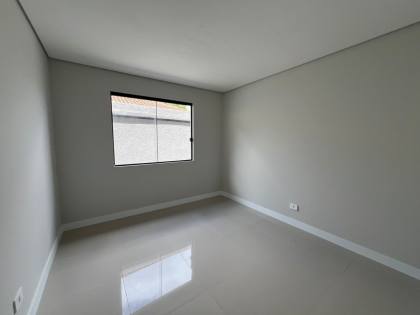 Casa Moderna com Suíte, Pé Direito Duplo e Edícula Completa – Conforto e Estilo!