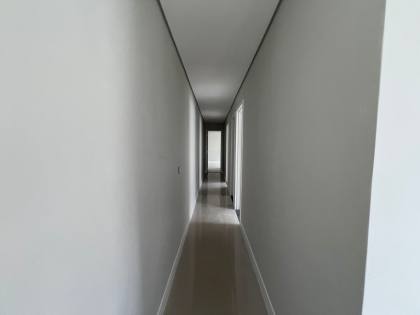 Casa Moderna com Suíte, Pé Direito Duplo e Edícula Completa – Conforto e Estilo!