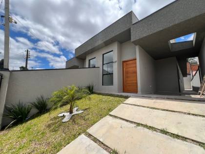 Casa Moderna com Suíte, Pé Direito Duplo e Edícula Completa – Conforto e Estilo!