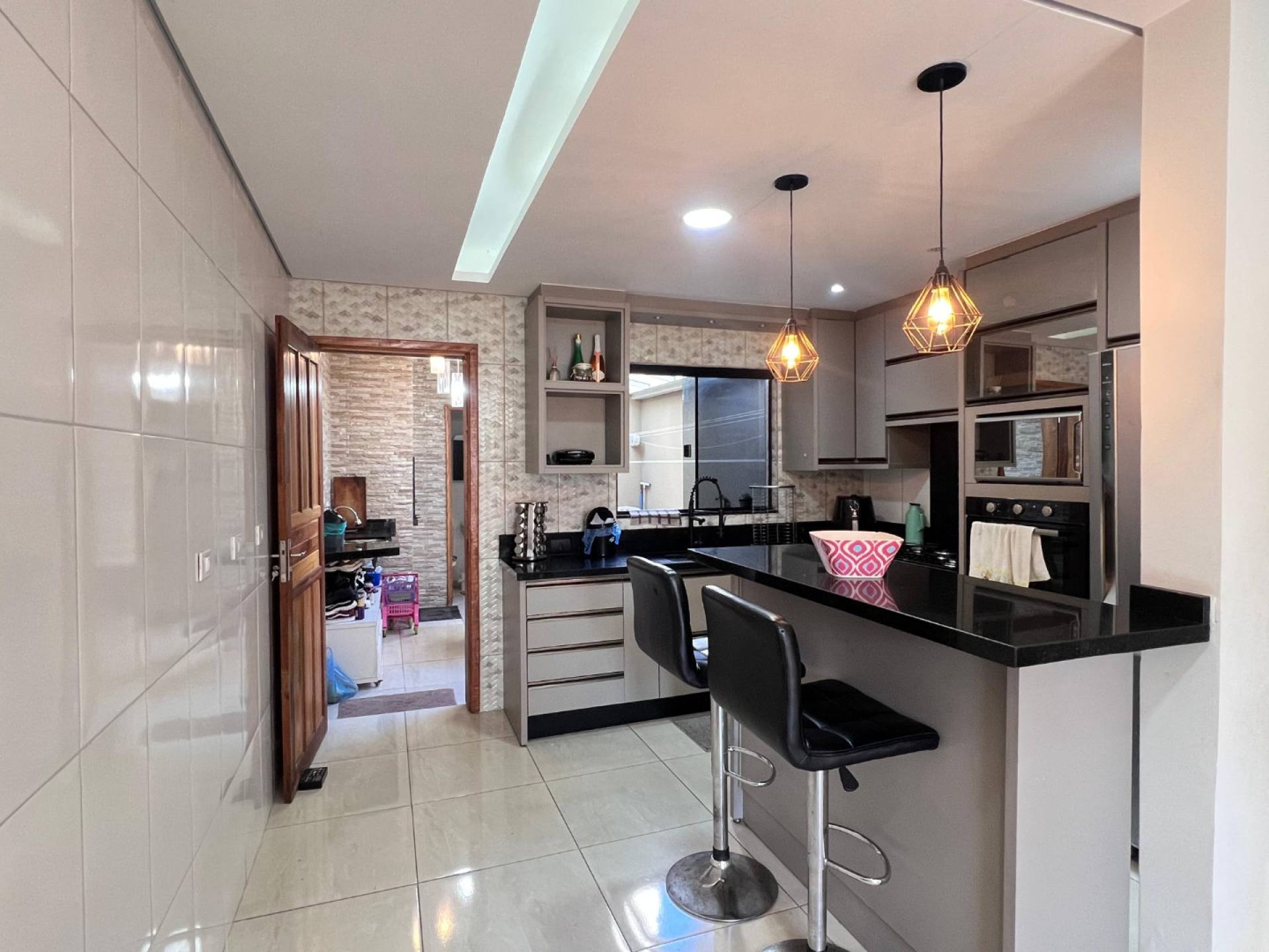 Sobrado semi mobiliado, área gourmet e teto retrátil no Vitória Régia