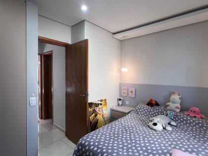 Sobrado semi mobiliado, área gourmet e teto retrátil no Vitória Régia