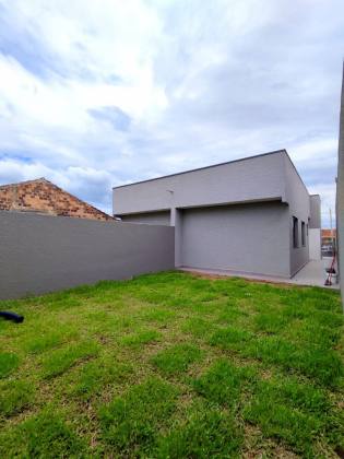 Casa nova e terreno espaçoso