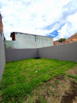 Casa nova e terreno espaçoso