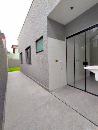 Casa nova e terreno espaçoso