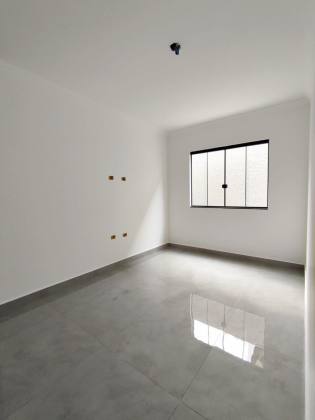 Casa nova e terreno espaçoso