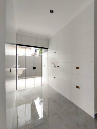 Casa nova e terreno espaçoso