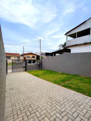 Casa nova e terreno espaçoso