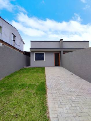 Casa nova e terreno espaçoso