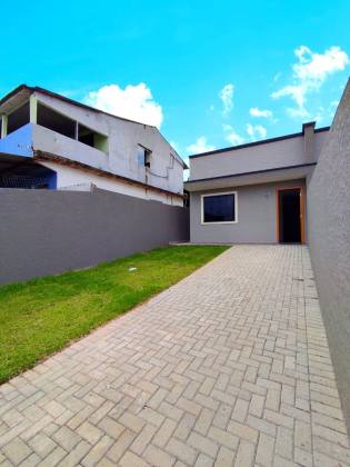 Casa nova e terreno espaçoso