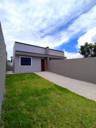 Casa nova e terreno espaçoso