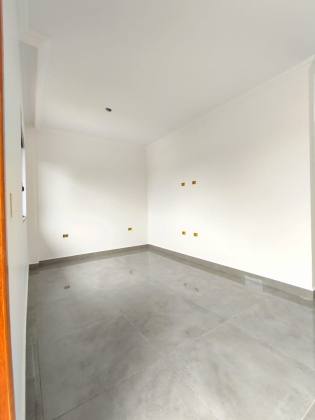 Casa nova e terreno espaçoso