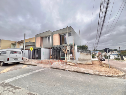 Sobrado de Esquina com Acabamento Impecável no Tatuquara – Espaço e Estilo