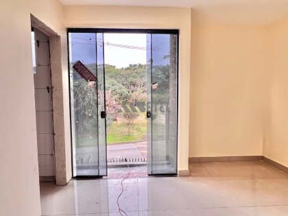 Sobrado de Esquina com Acabamento Impecável no Tatuquara – Espaço e Estilo