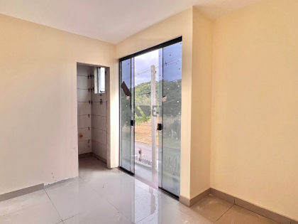 Sobrado de Esquina com Acabamento Impecável no Tatuquara – Espaço e Estilo