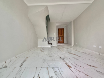 Sobrado moderno com sacadas em localização estratégica — Vila Industrial/CIC!