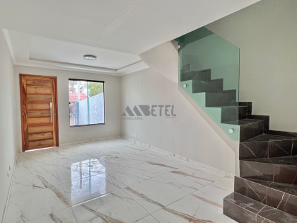 Sobrado moderno com sacadas em localização estratégica — Vila Industrial/CIC!