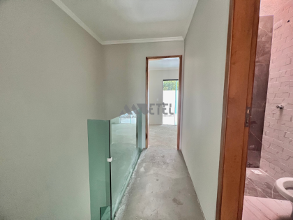 Sobrado moderno com sacadas em localização estratégica — Vila Industrial/CIC!