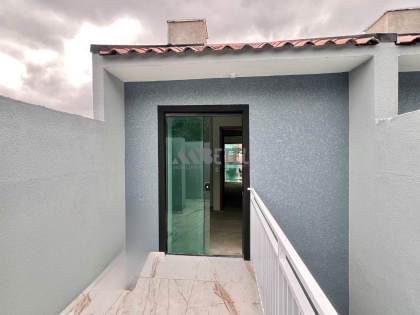 Sobrado moderno com sacadas em localização estratégica — Vila Industrial/CIC!