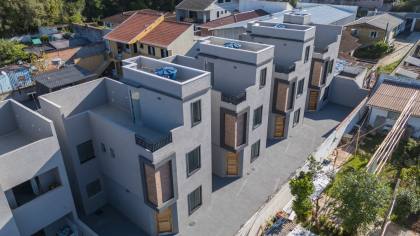 Sobrado amplo e moderno com área gourmet no Sítio Cercado unidade 4!