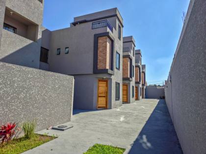 Sobrado amplo e moderno com área gourmet no Sítio Cercado unidade 4!