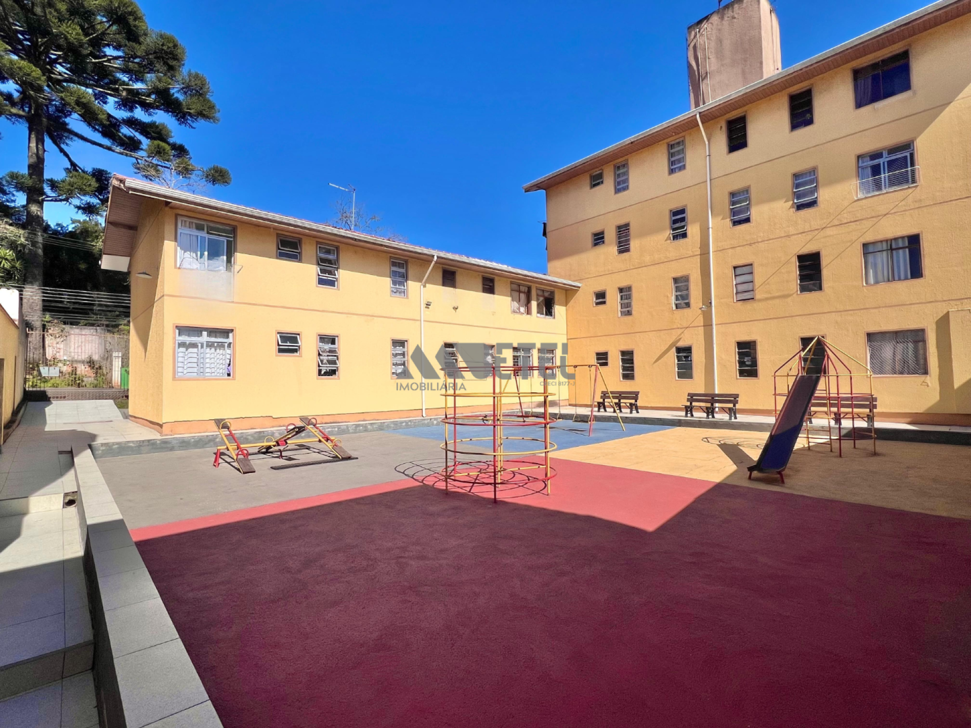 Apartamento térreo com 2 quartos e garagem coberta – CIC, Curitiba