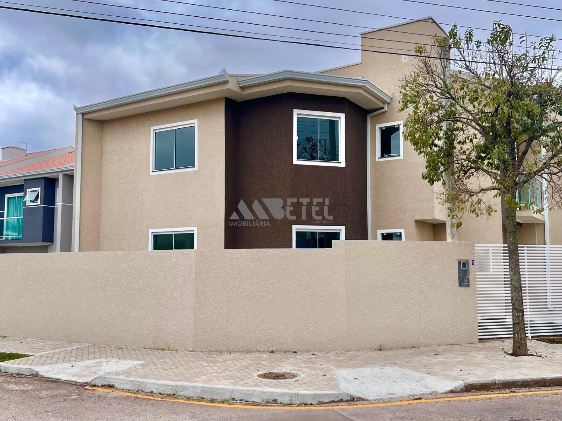 SOBRADO DE ESQUINA – VITÓRIA RÉGIA / CURITIBA