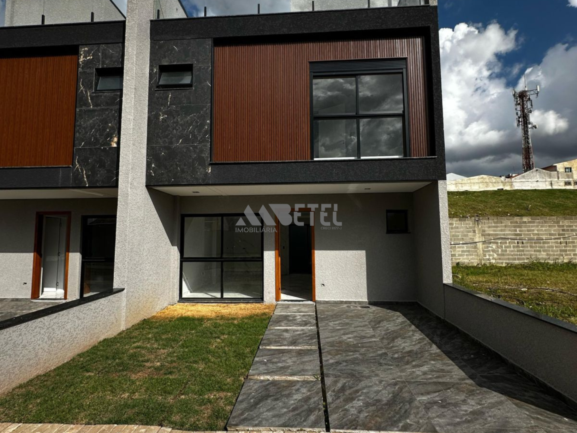 TRIPLEX EM CONDOMÍNIO COM TERRAÇO - XAXIM / CURITIBA