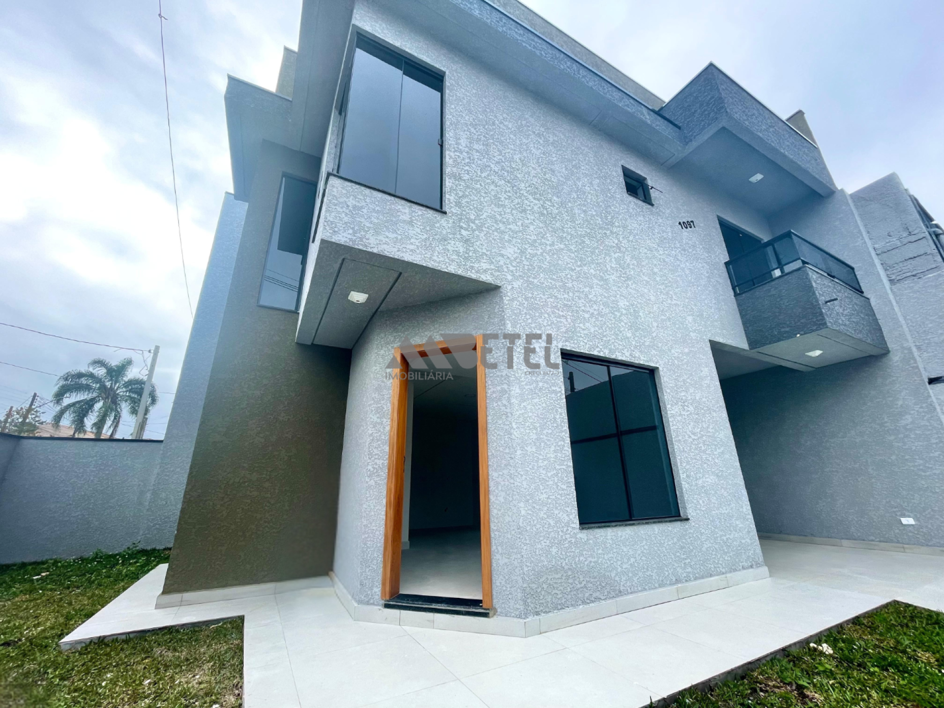 SOBRADO DE ESQUINA COM 3 QUARTOS – SÍTIO CERCADO / CURITIBA