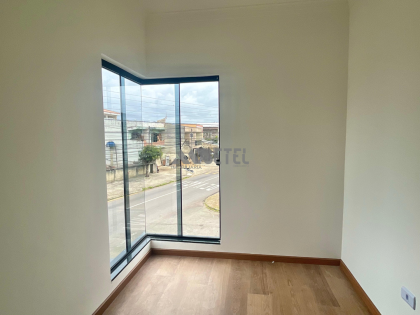 SOBRADO DE ESQUINA COM 3 QUARTOS – SÍTIO CERCADO / CURITIBA