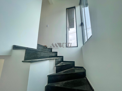 SOBRADO DE ESQUINA COM 3 QUARTOS – SÍTIO CERCADO / CURITIBA