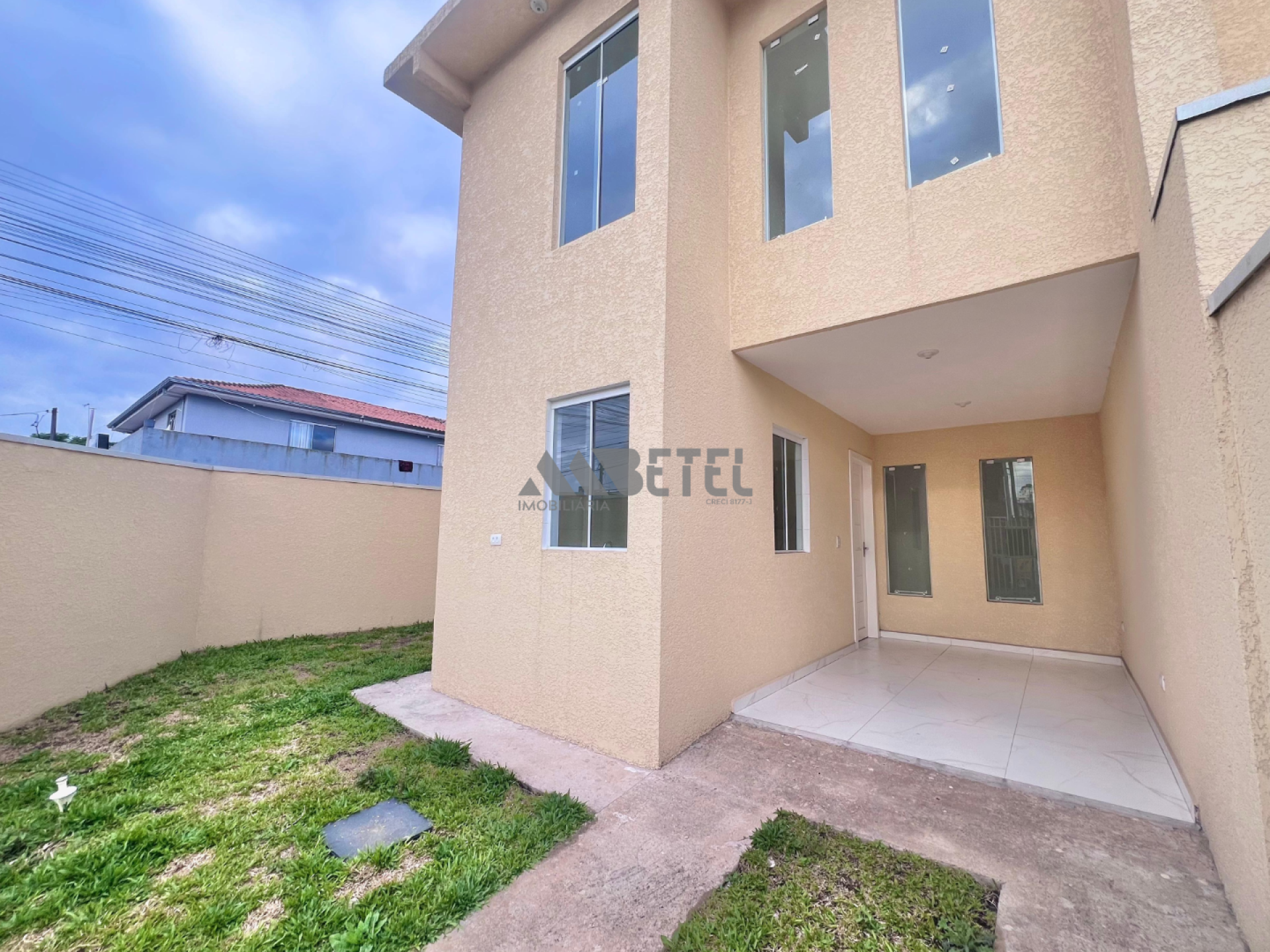 LINDO SOBRADO DE ESQUINA COM 2 QUARTOS – TATUQUARA / CURITIBA