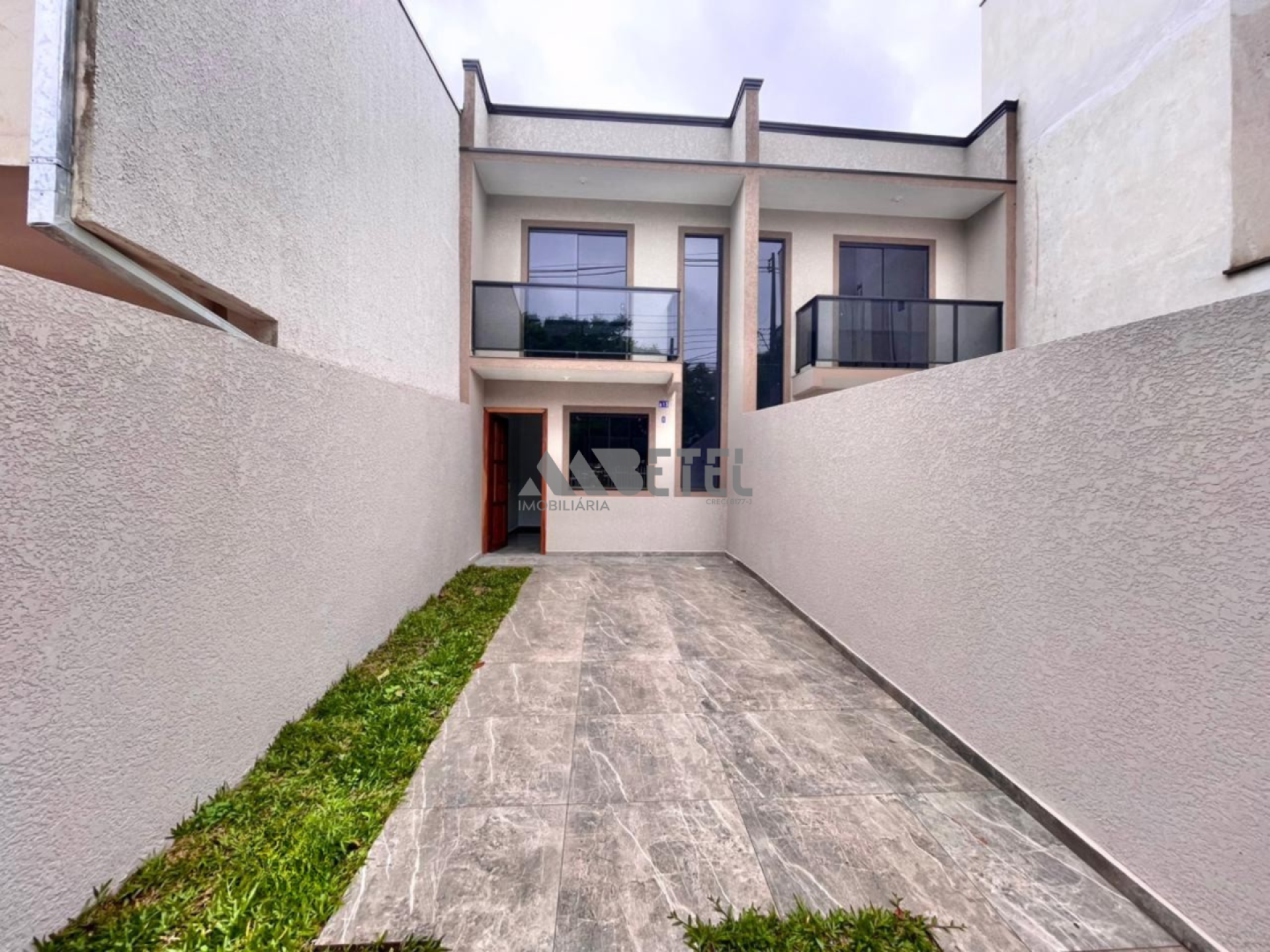 LINDO SOBRADO COM 3 QUARTOS - TATUQUARA / CURITIBA