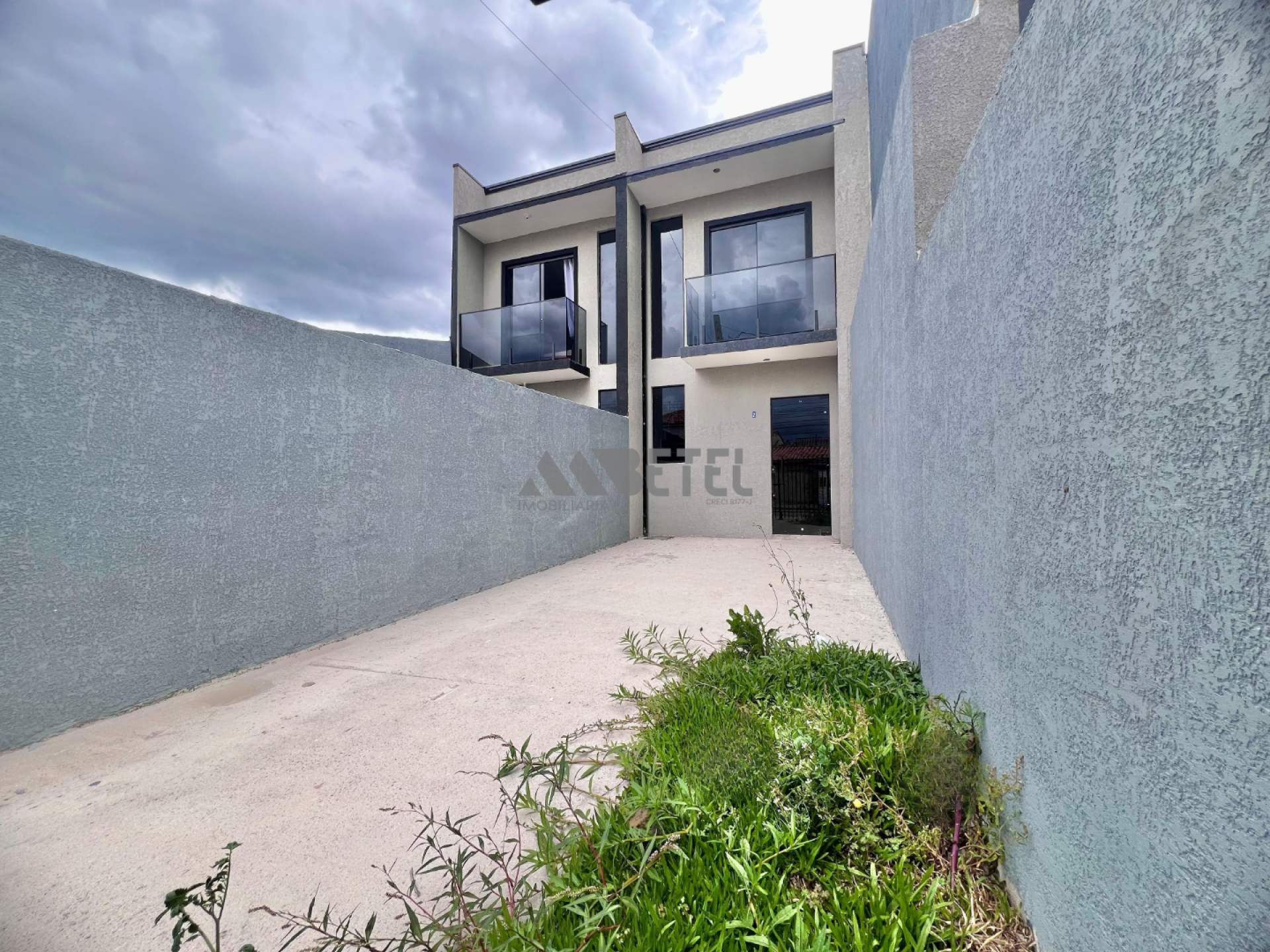 Sobrado novo com 2 quartos para locação no Tatuquara