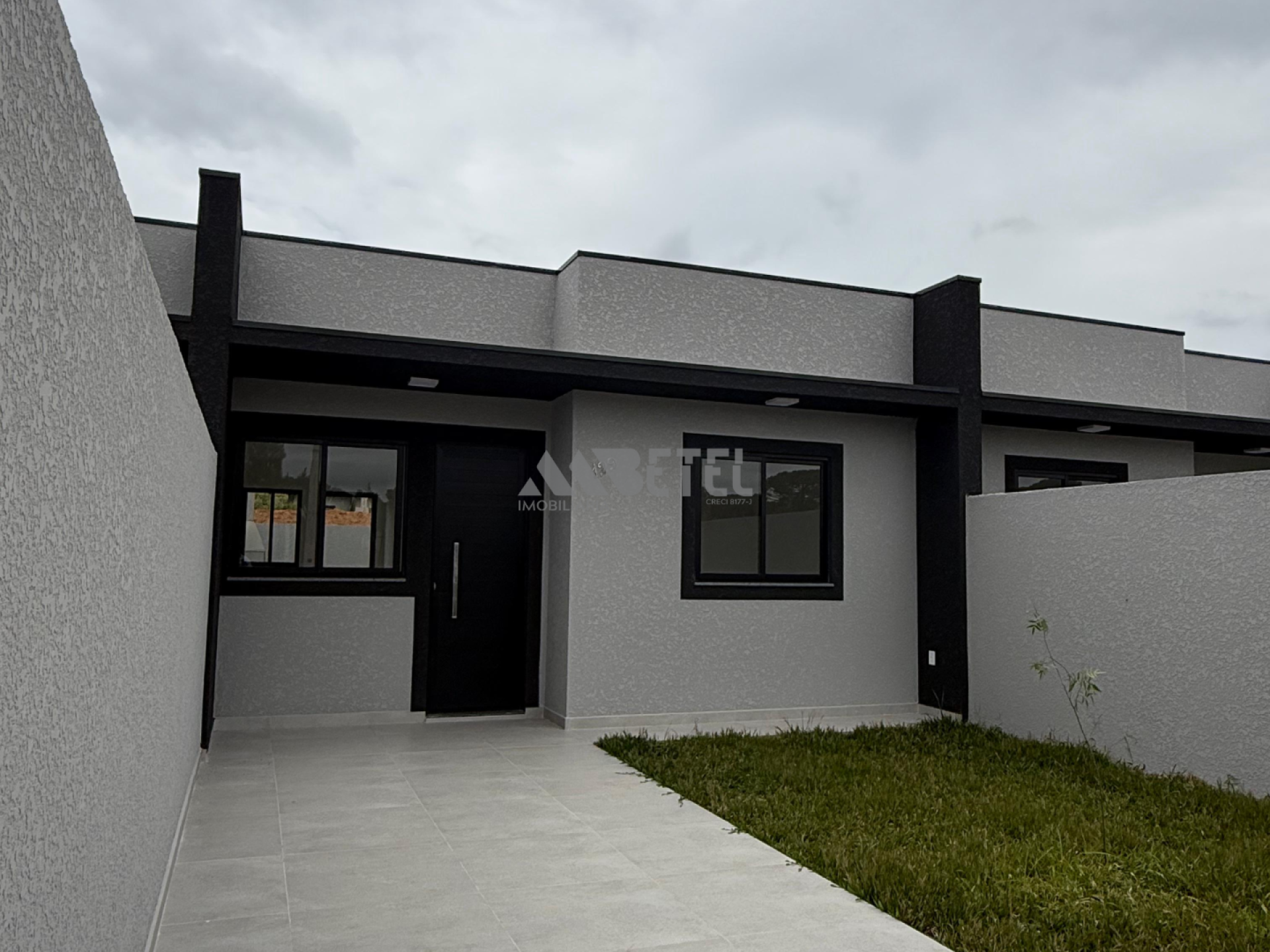 CASA COM ACABAMENTO DE ALTO PADRÃO - FAZENDA RIO GRANDE