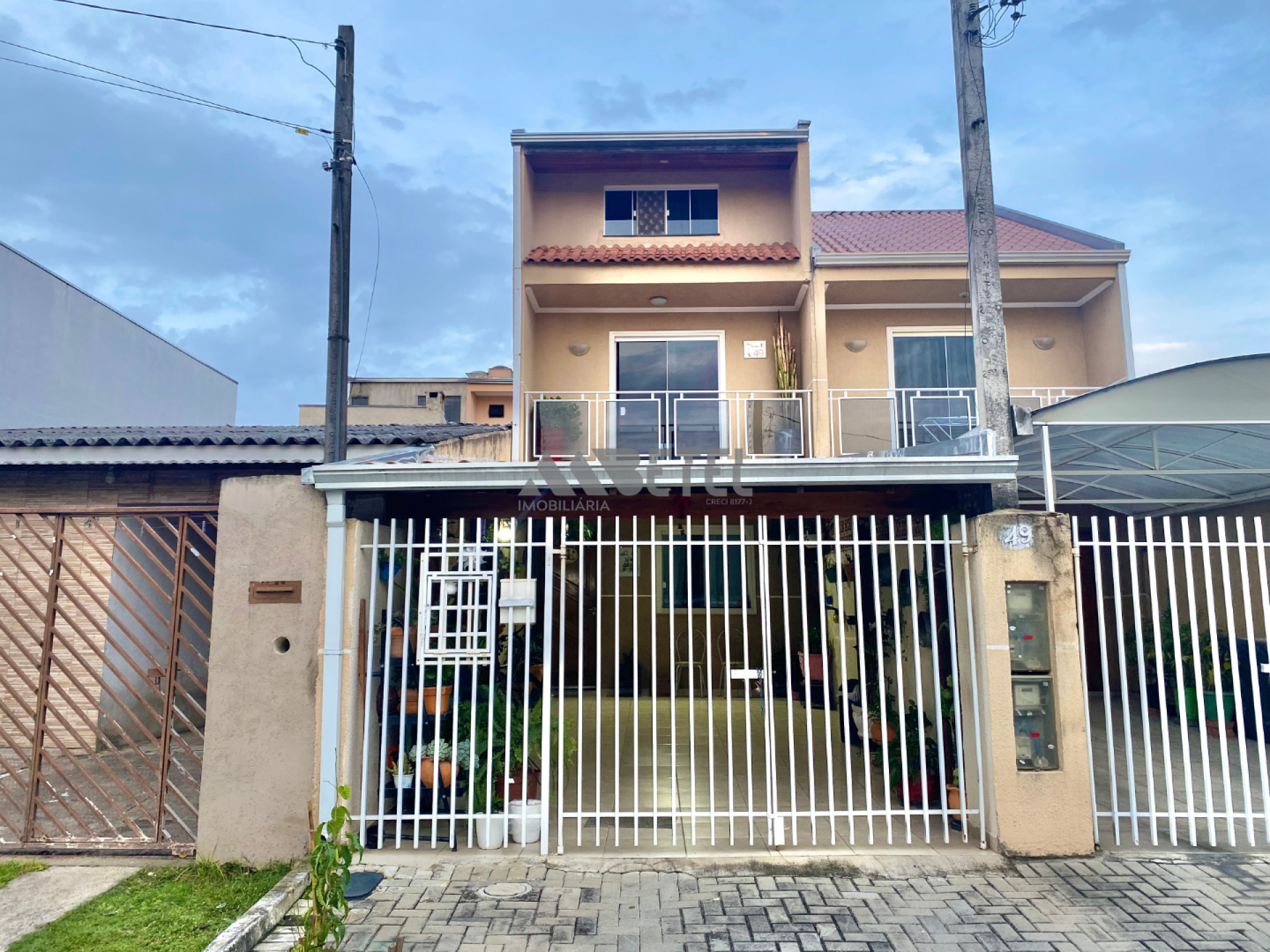 SOBRADO AMPLO COM 4 QUARTOS E EXCELENTE LOCALIZAÇÃO NO VITÓRIA RÉGIA