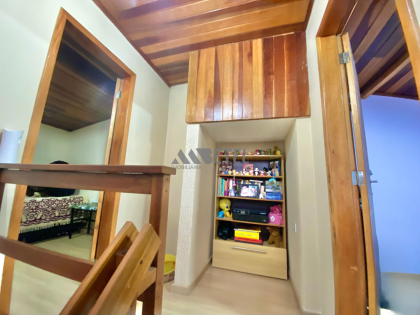 SOBRADO AMPLO COM 4 QUARTOS E EXCELENTE LOCALIZAÇÃO NO VITÓRIA RÉGIA