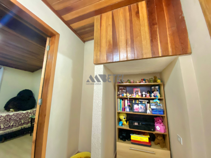SOBRADO AMPLO COM 4 QUARTOS E EXCELENTE LOCALIZAÇÃO NO VITÓRIA RÉGIA