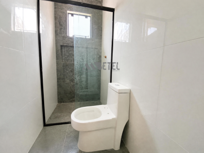 Linda casa com 2 quartos e 2 vagas de garagem - Campo de Santana